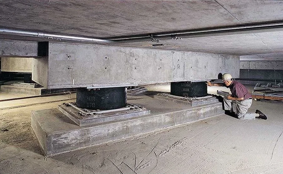 Diseño de Aislación Sísmica de Base en Peñalolén: Laboratorio y Verificación